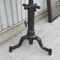 Belle petite table d'appoint ajustable avec base en fonte  - 5