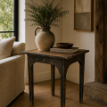 Belle petite table rustique en pin, clous carrés  - 2