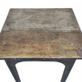 Belle petite table rustique en pin, clous carrés  - 3