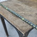 Belle petite table rustique en pin, clous carrés  - 5