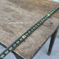 Belle petite table rustique en pin, clous carrés  - 6