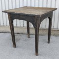 Belle petite table rustique en pin, clous carrés  - 7