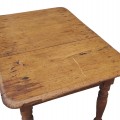 Belle table avec pattes tournées, plateau fait de 2 planches  - 2