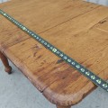 Belle table avec pattes tournées, plateau fait de 2 planches  - 5