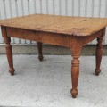 Belle table avec pattes tournées, plateau fait de 2 planches  - 6