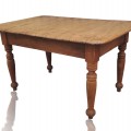 Belle table avec pattes tournées, plateau fait de 2 planches  - 1