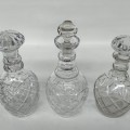 Carafes en verre taillé, carafe du centre ébréchée - 2