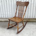 Chaise berçante avec motifs pressés ''pressback'' - 4