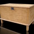 Coffre à couverture, assemblé à poteaux et clous carrés (couvercle remplacé dans le passé)  - 1