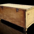 Coffre à couverture, clous forgés, restauration au niveau des pattes, voir autres photos - 3