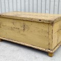 Coffre à couverture, clous forgés, restauration au niveau des pattes, voir autres photos - 9