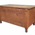 Coffre à couverture, pattes tournées, caissons et clous forgés  - 4