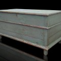 Coffre antique ceinturé d'une moulure, clous carrés, vieux gris sur rouge d'origine  - 1