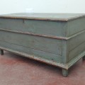 Coffre antique ceinturé d'une moulure, clous carrés, vieux gris sur rouge d'origine  - 7