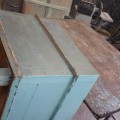 Coffre antique ceinturé d'une moulure, clous carrés, vieux gris sur rouge d'origine  - 8
