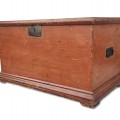 Coffre en pin, queues d'aronde et couleur d'origine, intérieure à caissons  - 1