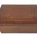 Coffret ancien en bois avec fines lignes décoratives incrustées. - 3
