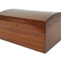 Coffret ancien en bois avec fines lignes décoratives incrustées. - 1