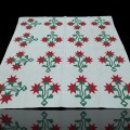 Couverture courtepointe artisanale motifs floraux rouges et verts - 1