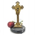 Gilded crucifix under glass dome, antique devotional piece - 3