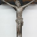 Crucifix mural, corpus naïvement  sculpté en bois - 2