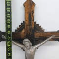 Crucifix mural, corpus naïvement  sculpté en bois - 3