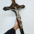 Crucifix mural, corpus naïvement  sculpté en bois - 4