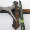 Crucifix mural, corpus naïvement  sculpté en bois - 6