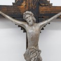 Crucifix mural, corpus naïvement  sculpté en bois - 7