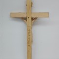 Crucifix naïf sculpté en bois, art populaire - 2