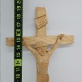 Crucifix naïf sculpté en bois, art populaire - 3