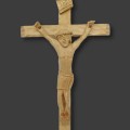 Crucifix naïf sculpté en bois, art populaire - 1