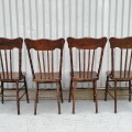 Ensemble de 4 chaises à dossiers pressés ''press-back'' 2 Vendu - 4
