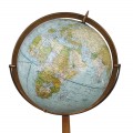 Globe terrestre vintage sur pied - 2