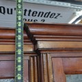 Grande armoire bibliothèque vitrée, corniche légèrement abîmée (voir autres photos) - 7