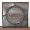 Grande grille à plancher L'islet en fonte, belle condition  - 1