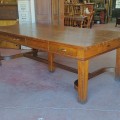 Grande table antique en chêne maillé, 7 pieds de long  - 7