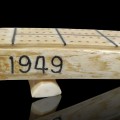 Jeu de cribbage taillé dans une dent de morse, daté 1949 - 2