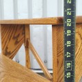 Joli marche-pied en chêne, piétement tourné et supports croisés en x, escabeau, banc-lit - 2
