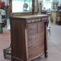 Jolie commode miroir en chêne maillé décorée de pattes de lion - 6