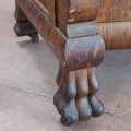 Jolie commode miroir en chêne maillé décorée de pattes de lion - 7