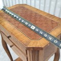 Jolie petite table avec marqueterie, piétement galbé - 5