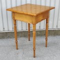 Little bed side turned legs table  - 7