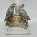 Lampe en marbre ornée d'oiseaux, éclat au niveau du bec  - 4