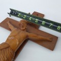 Petit crucifix naïf sculpté en bois  - 3