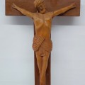 Petit crucifix naïf sculpté en bois  - 4