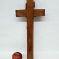 Petit crucifix naïf sculpté en bois  - 5