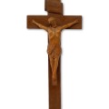 Petit crucifix naïf sculpté en bois  - 1