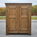 Petite armoire assemblée à poteaux, chevilles de bois et clous forgés, 8 caissons creux   - 2