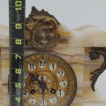 Petite horloge en marbre avec décoration en laiton - 3